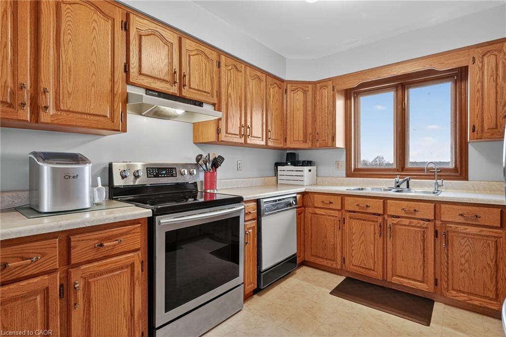 713 Haldimand Rd 17, Dunnville, ON - Indoor Photo Showing Kitchen With Double Sink