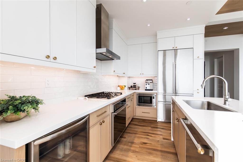 2102-2007 James Street, Burlington, ON - Indoor Photo Showing Kitchen With Upgraded Kitchen