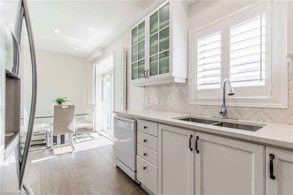 109 Peachwood Crescent, Stoney Creek, ON - Indoor Photo Showing Kitchen With Double Sink