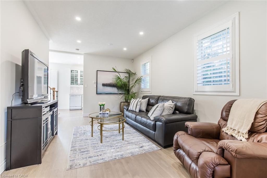 109 Peachwood Crescent, Stoney Creek, ON - Indoor Photo Showing Living Room