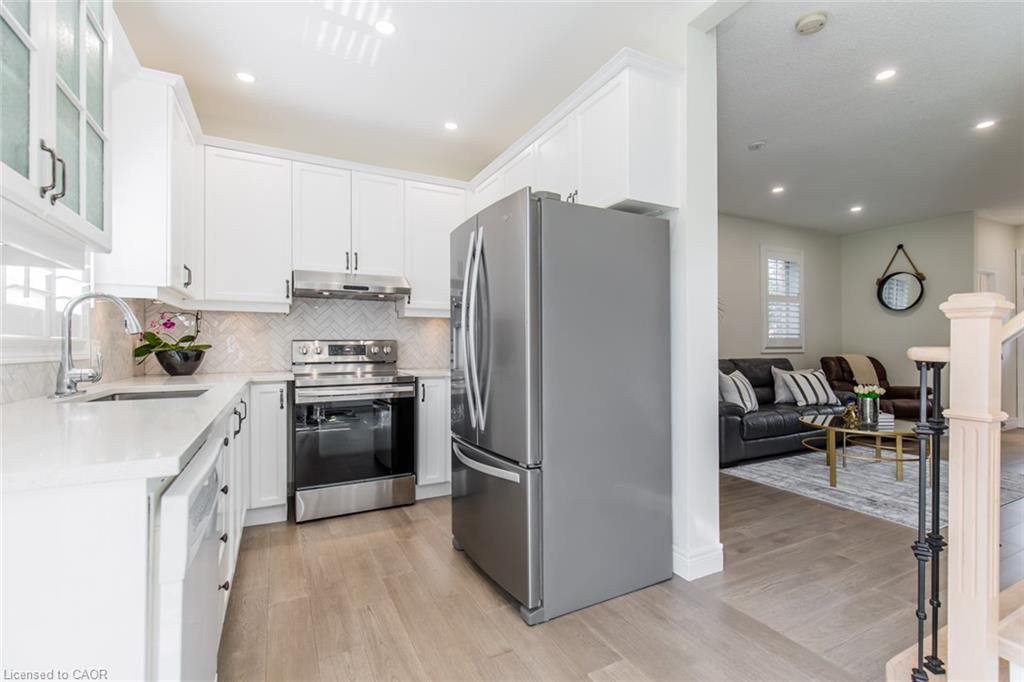 109 Peachwood Crescent, Stoney Creek, ON - Indoor Photo Showing Kitchen With Upgraded Kitchen