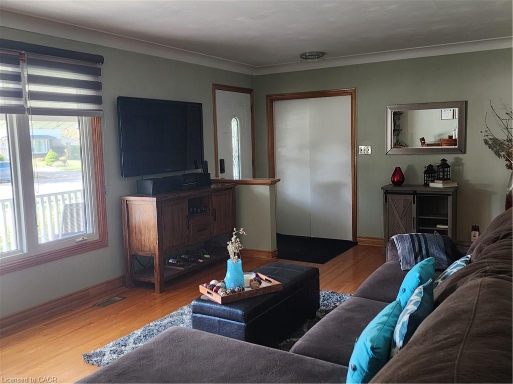 130 Balmoral Drive, Brantford, ON - Indoor Photo Showing Living Room