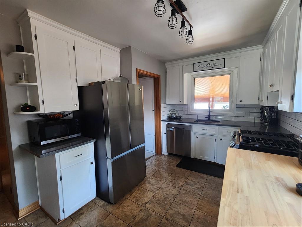 130 Balmoral Drive, Brantford, ON - Indoor Photo Showing Kitchen