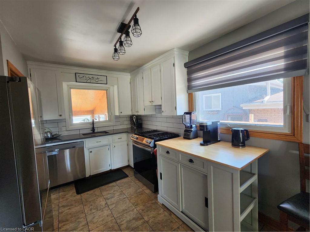 130 Balmoral Drive, Brantford, ON - Indoor Photo Showing Kitchen