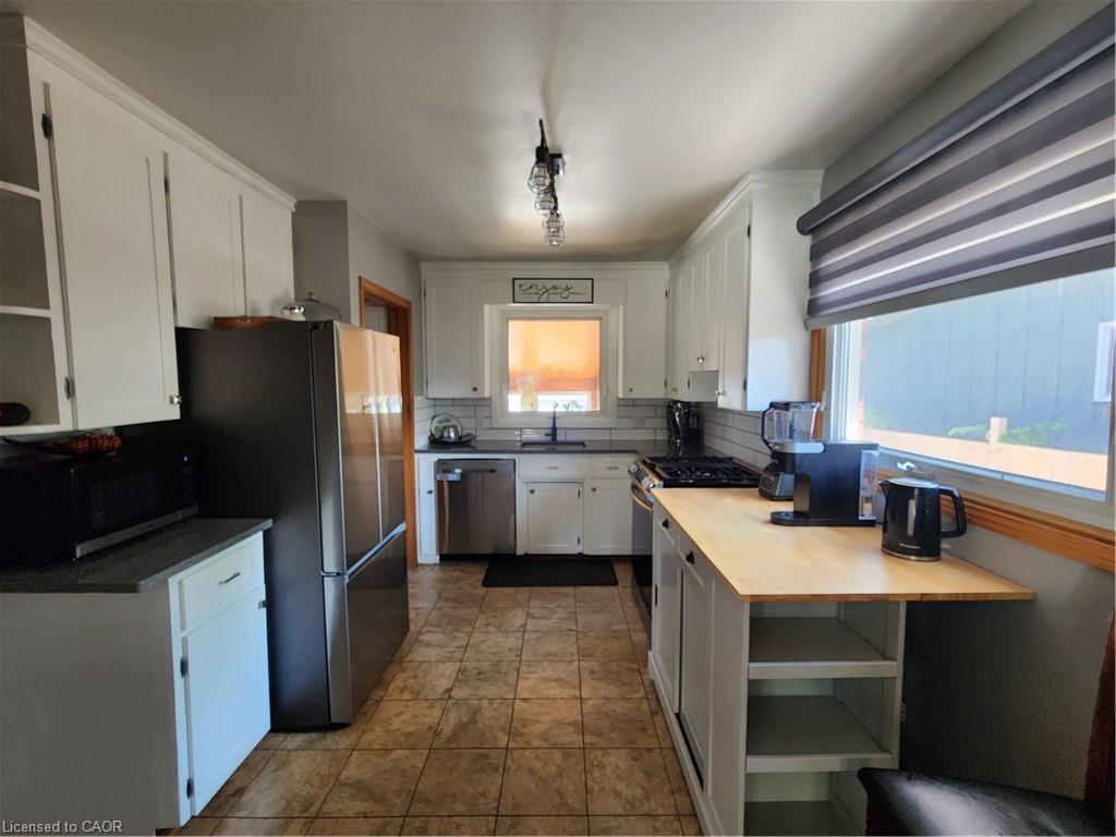 130 Balmoral Drive, Brantford, ON - Indoor Photo Showing Kitchen
