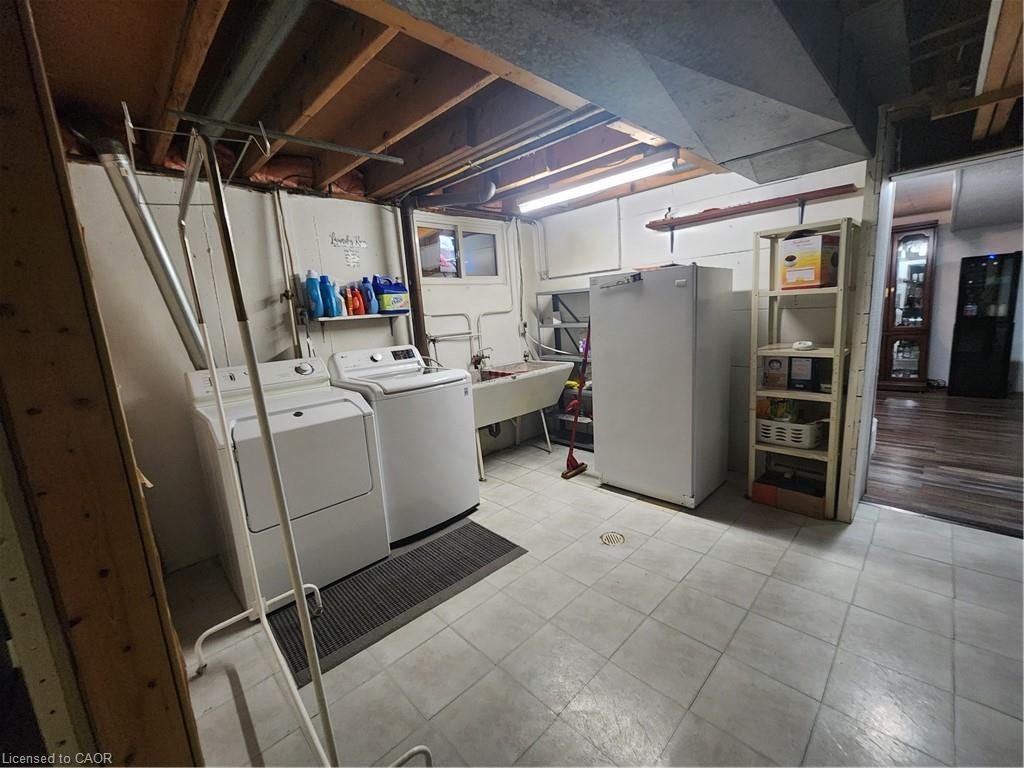 130 Balmoral Drive, Brantford, ON - Indoor Photo Showing Laundry Room