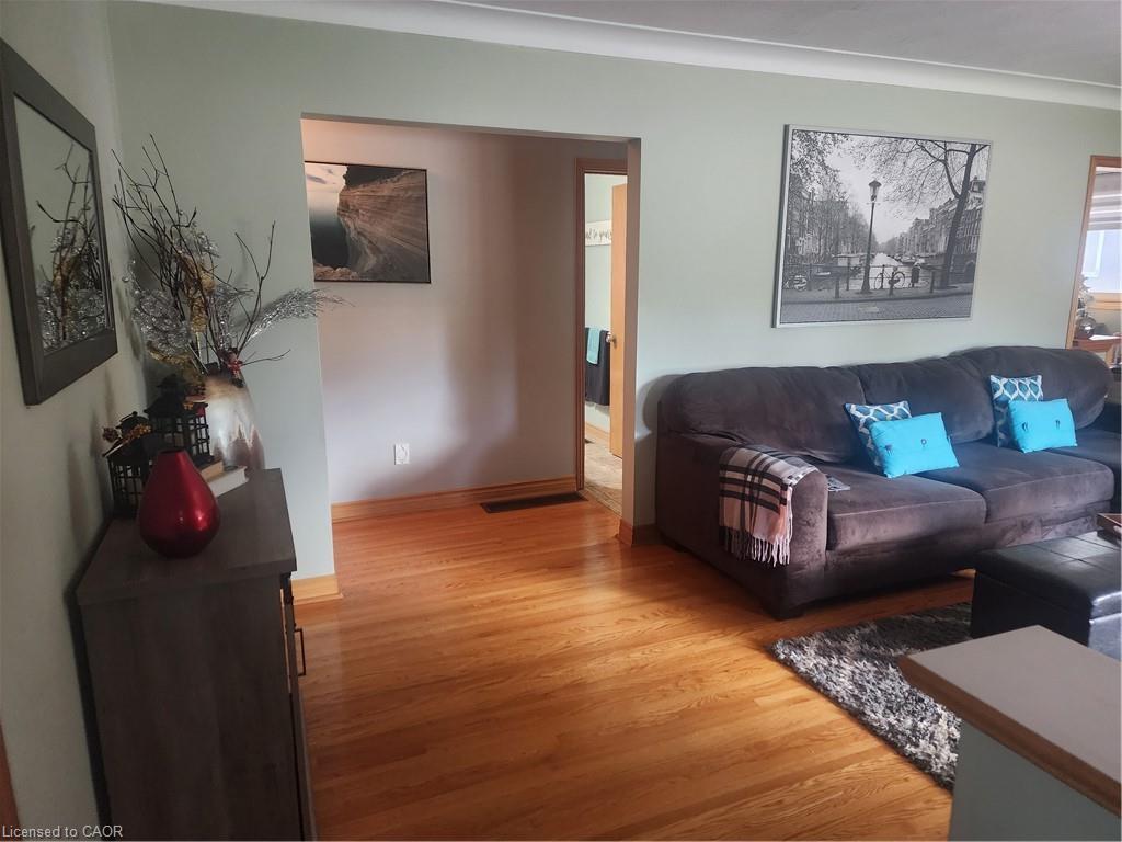 130 Balmoral Drive, Brantford, ON - Indoor Photo Showing Living Room