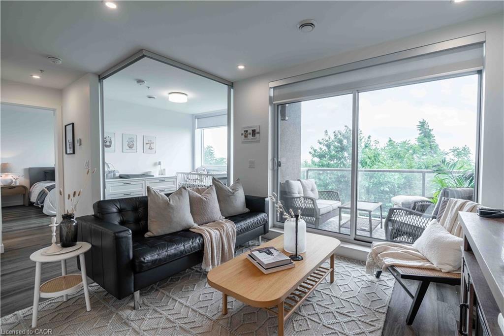 306-455 Charlton Avenue E, Hamilton, ON - Indoor Photo Showing Living Room