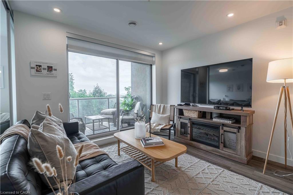 306-455 Charlton Avenue E, Hamilton, ON - Indoor Photo Showing Living Room