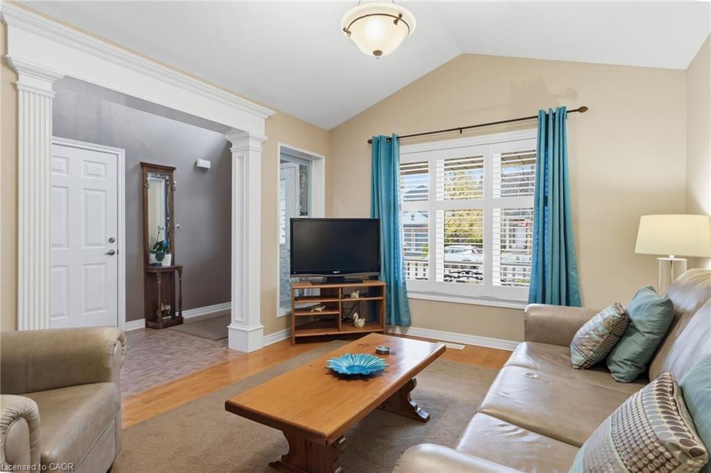 5 Briarwood Drive, St. Catharines, ON - Indoor Photo Showing Living Room