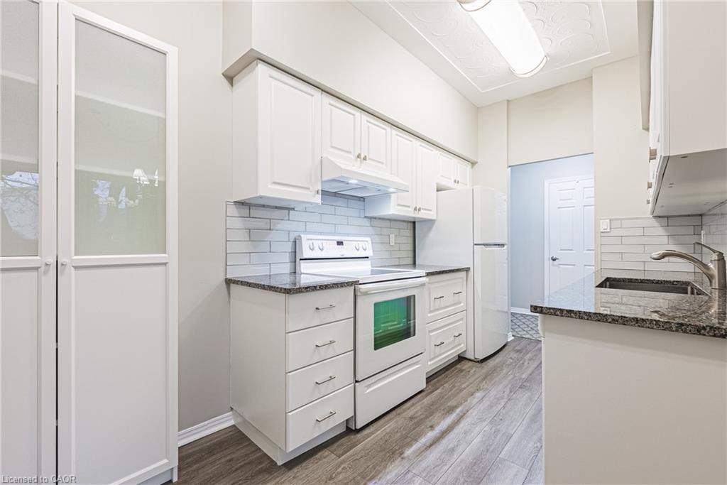 104-30 Harrisford Street, Hamilton, ON - Indoor Photo Showing Kitchen