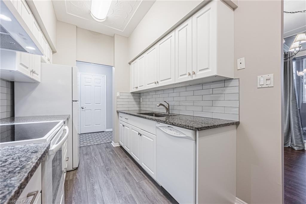 104-30 Harrisford Street, Hamilton, ON - Indoor Photo Showing Kitchen