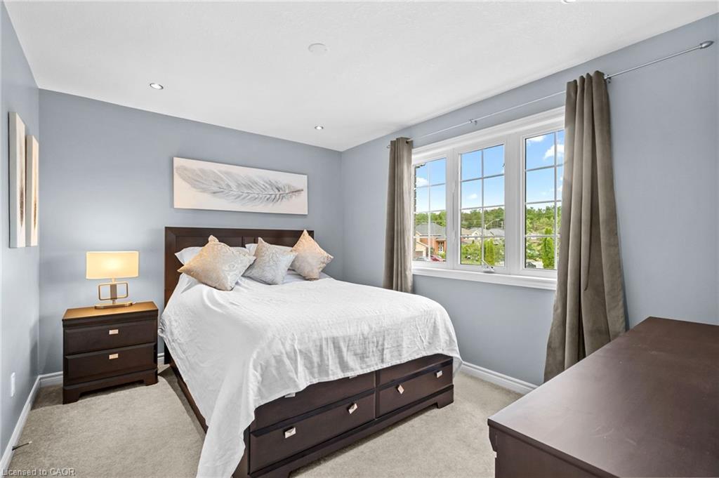 76 Balmoral Place, Barrie, ON - Indoor Photo Showing Bedroom