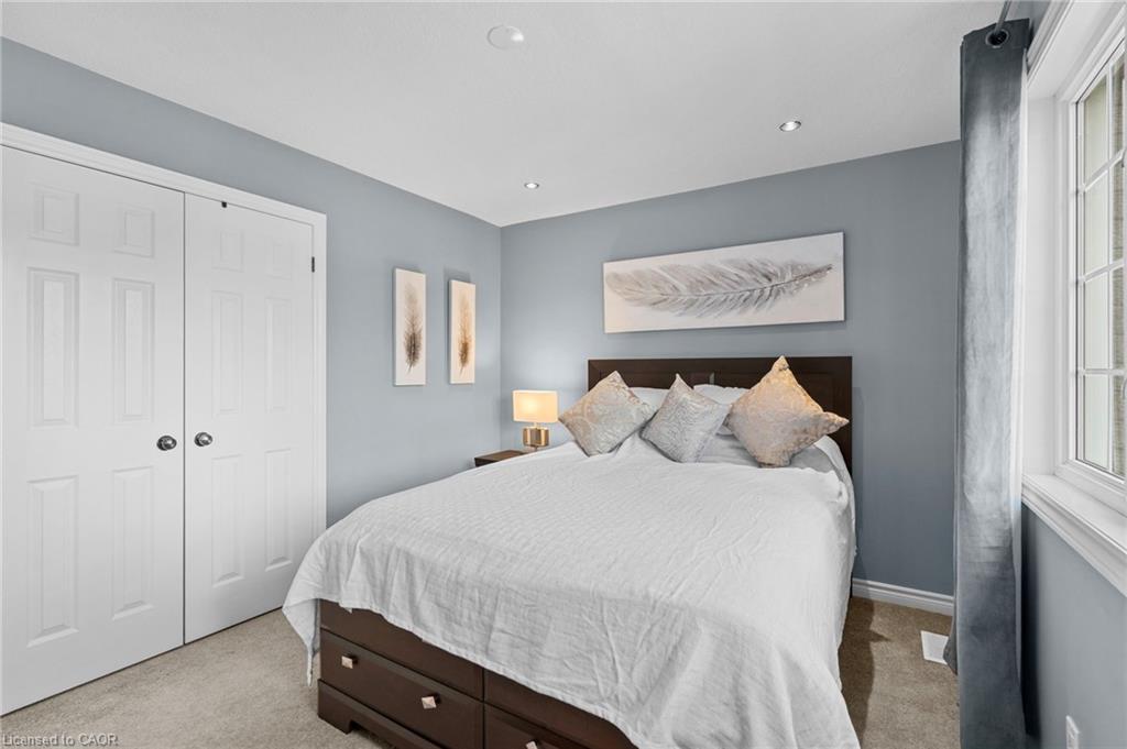 76 Balmoral Place, Barrie, ON - Indoor Photo Showing Bedroom