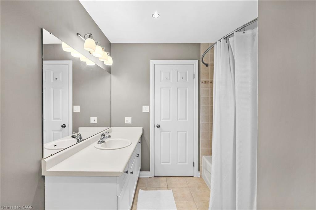 76 Balmoral Place, Barrie, ON - Indoor Photo Showing Bathroom