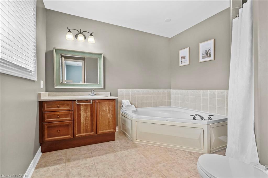 76 Balmoral Place, Barrie, ON - Indoor Photo Showing Bathroom