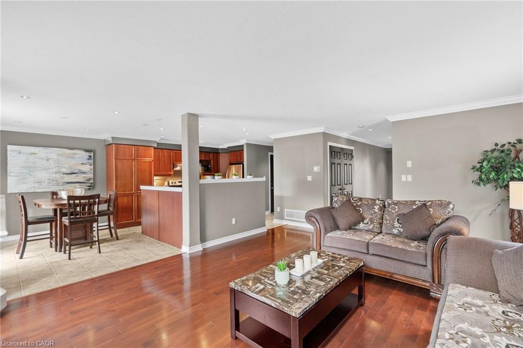 76 Balmoral Place, Barrie, ON - Indoor Photo Showing Living Room
