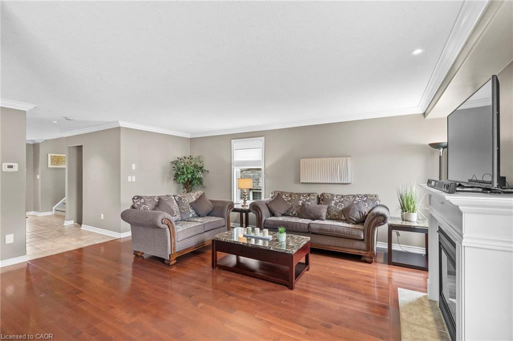 76 Balmoral Place, Barrie, ON - Indoor Photo Showing Living Room
