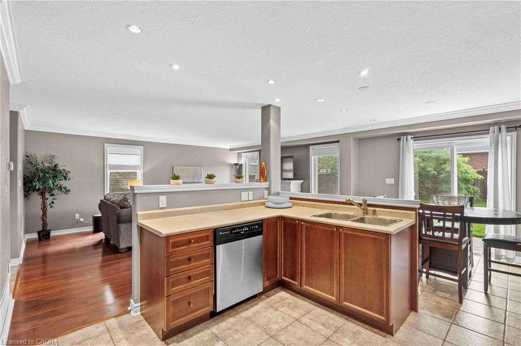 76 Balmoral Place, Barrie, ON - Indoor Photo Showing Kitchen With Double Sink