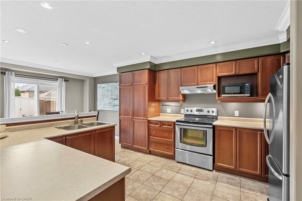 76 Balmoral Place, Barrie, ON - Indoor Photo Showing Kitchen With Double Sink