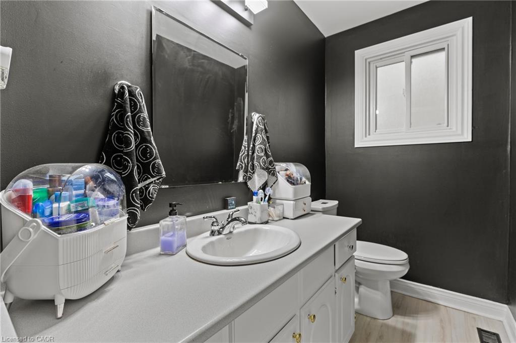 2396 Lyford Lane, Burlington, ON - Indoor Photo Showing Bathroom