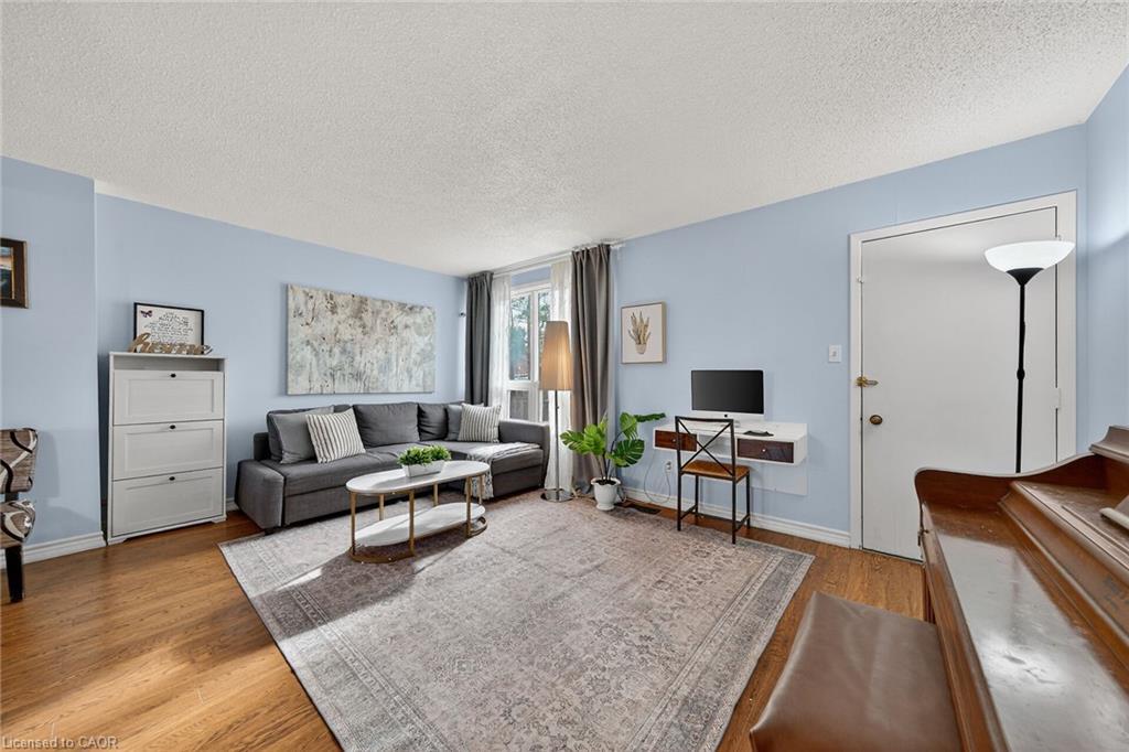 83 Fonthill Road, Hamilton, ON - Indoor Photo Showing Living Room