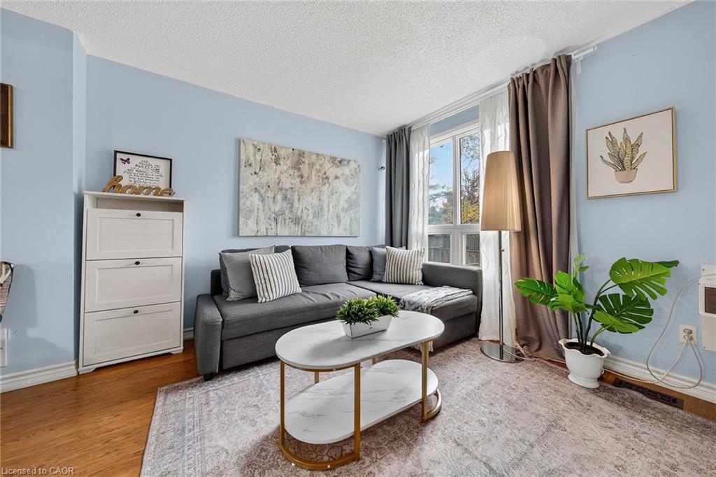83 Fonthill Road, Hamilton, ON - Indoor Photo Showing Living Room
