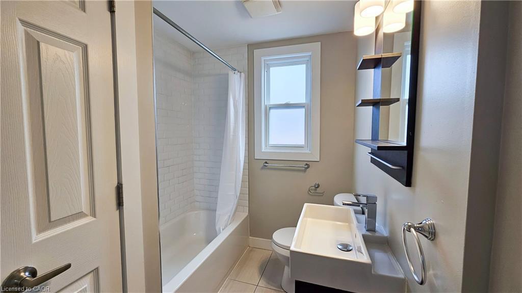 403-1544 King Street E, Hamilton, ON - Indoor Photo Showing Bathroom