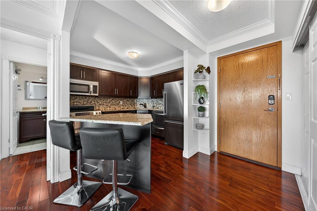 810-237 King Street W, Cambridge, ON - Indoor Photo Showing Kitchen With Upgraded Kitchen