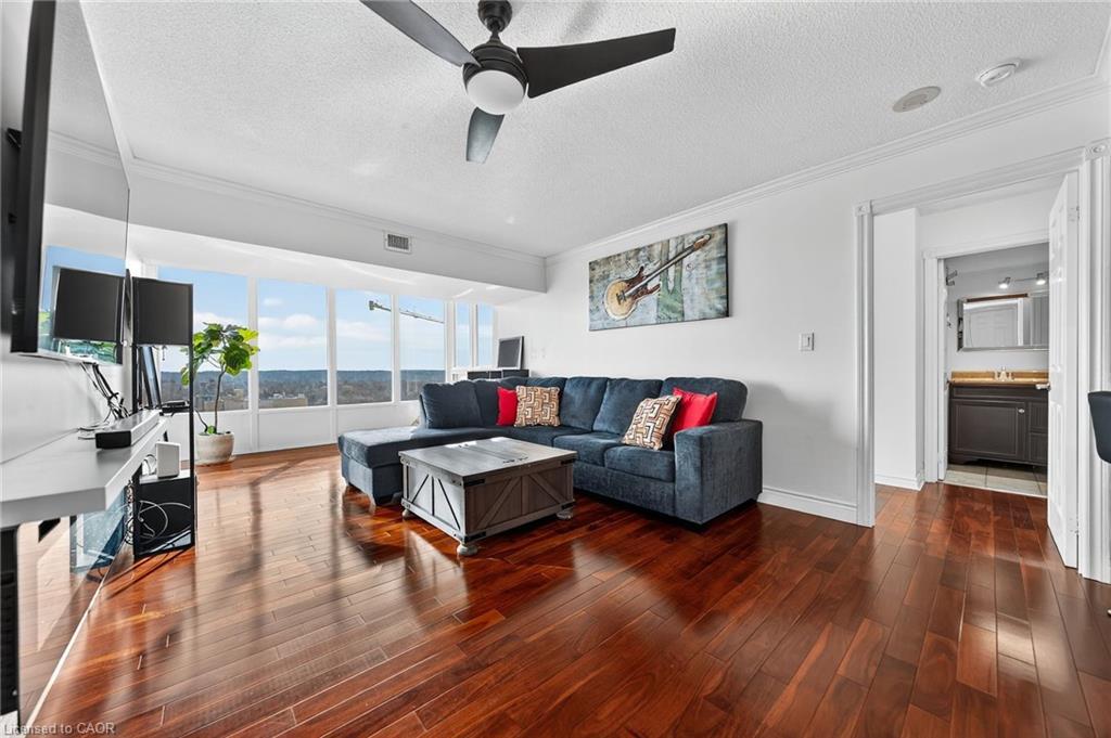 810-237 King Street W, Cambridge, ON - Indoor Photo Showing Living Room