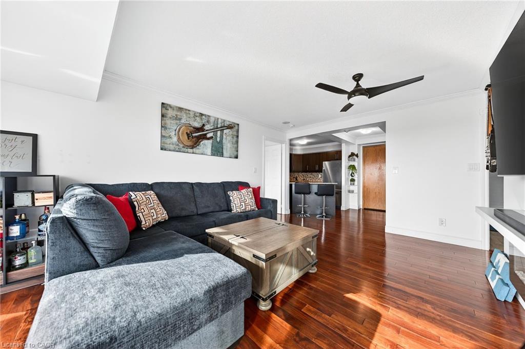 810-237 King Street W, Cambridge, ON - Indoor Photo Showing Living Room