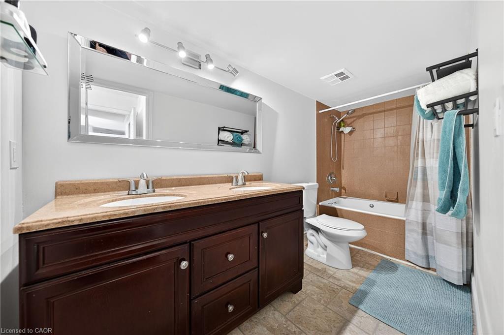 810-237 King Street W, Cambridge, ON - Indoor Photo Showing Bathroom