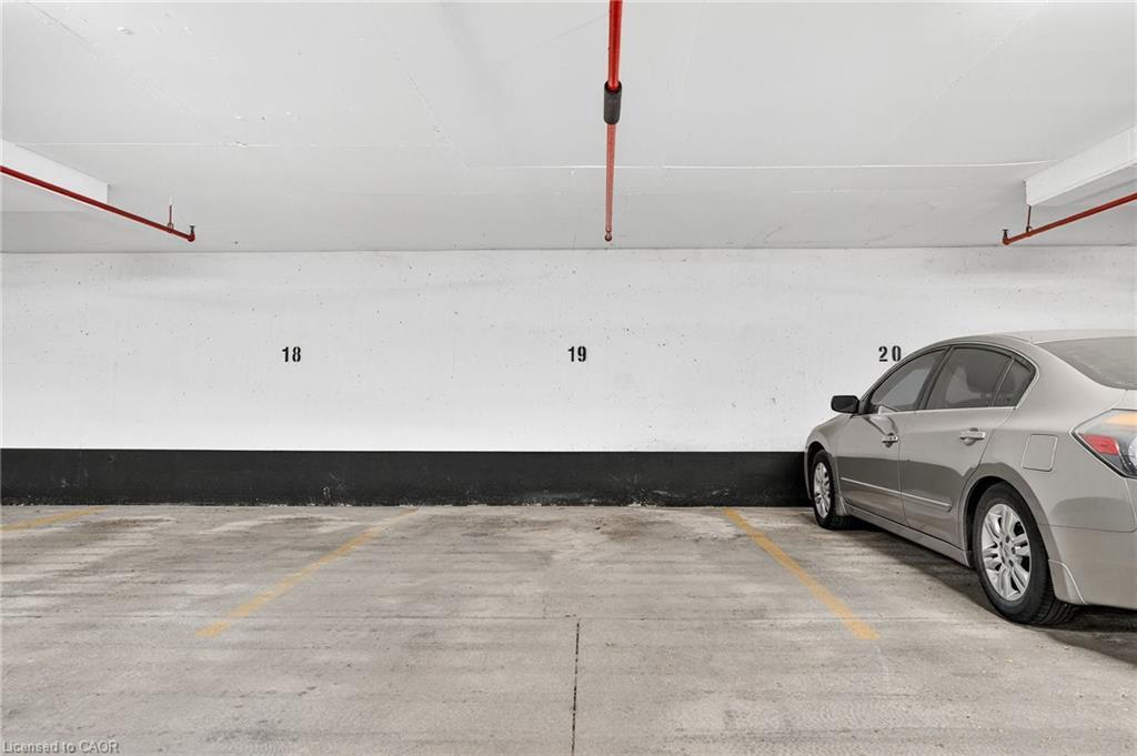 810-237 King Street W, Cambridge, ON - Indoor Photo Showing Garage