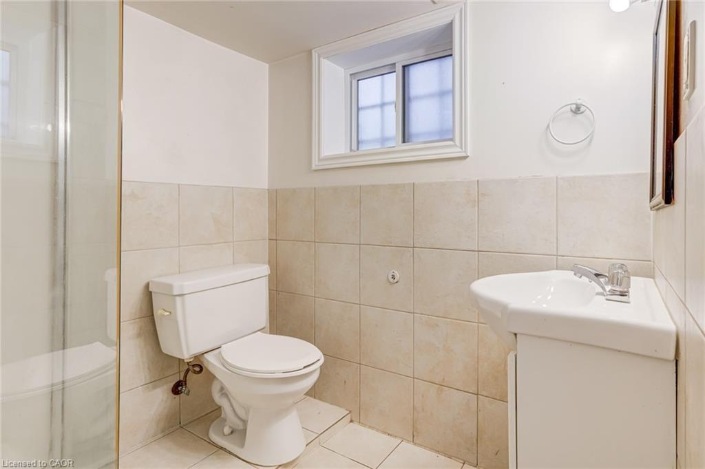 53 Sherman Avenue N, Hamilton, ON - Indoor Photo Showing Bathroom
