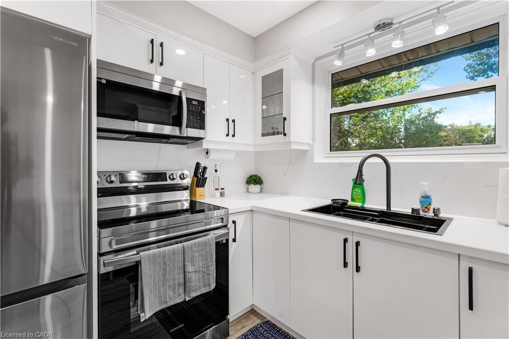 2258 Manchester Drive, Burlington, ON - Indoor Photo Showing Kitchen With Upgraded Kitchen