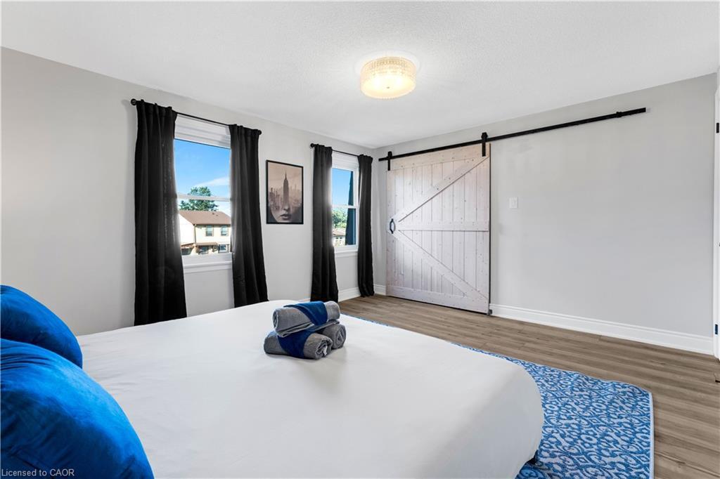 2258 Manchester Drive, Burlington, ON - Indoor Photo Showing Bedroom