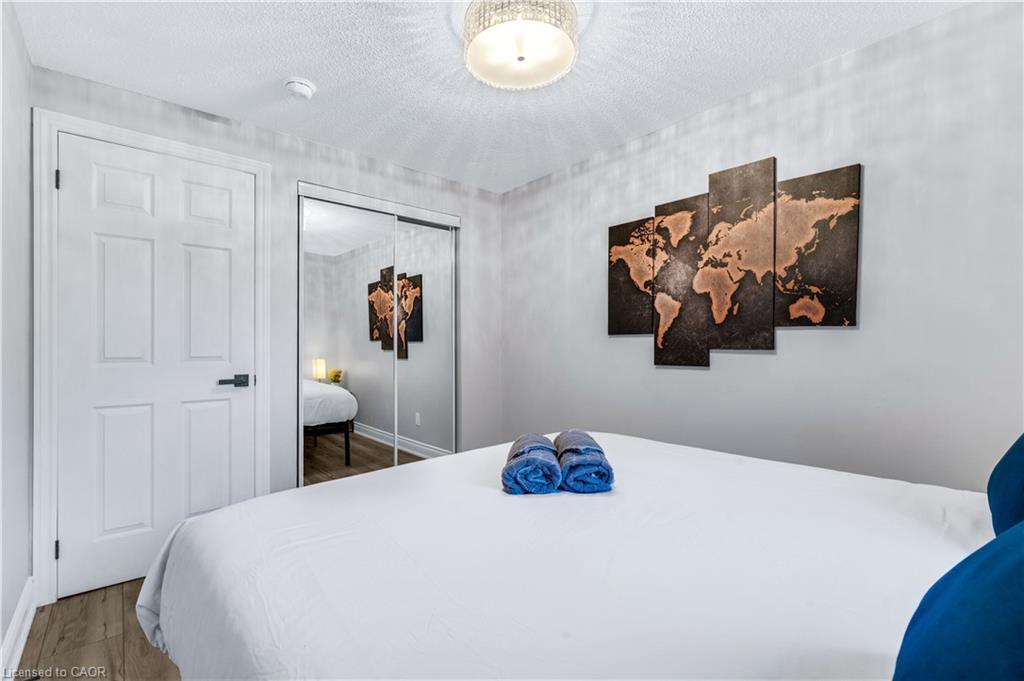 2258 Manchester Drive, Burlington, ON - Indoor Photo Showing Bedroom