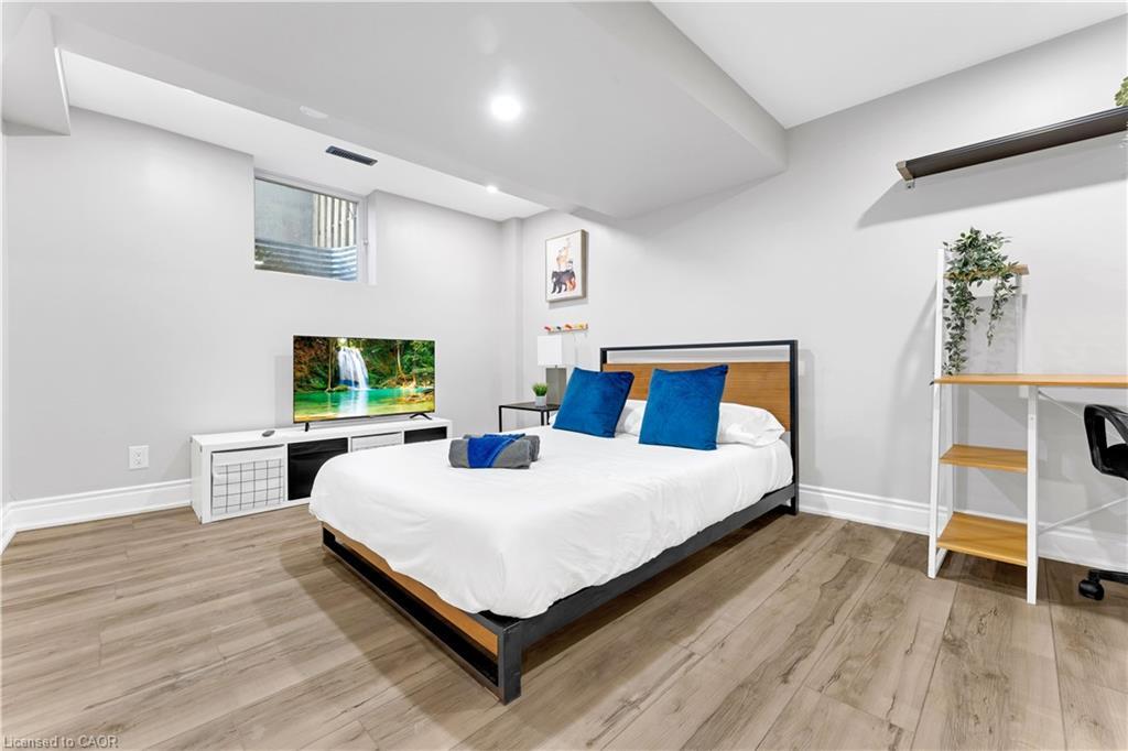 2258 Manchester Drive, Burlington, ON - Indoor Photo Showing Bedroom