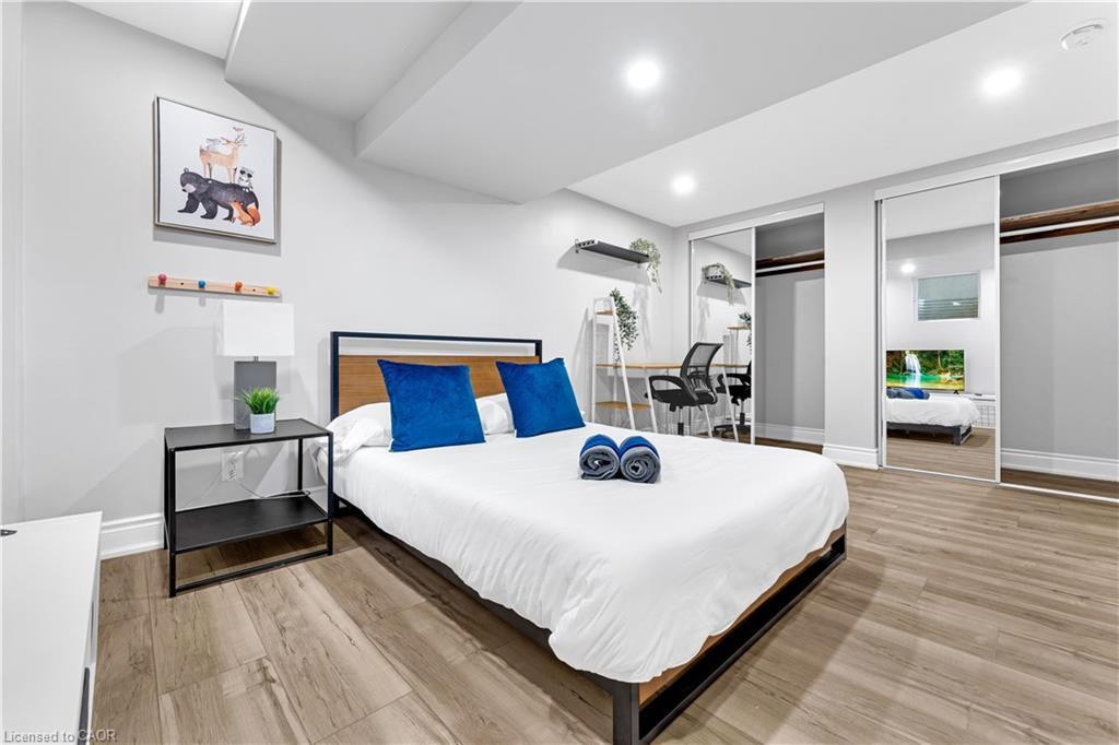 2258 Manchester Drive, Burlington, ON - Indoor Photo Showing Bedroom