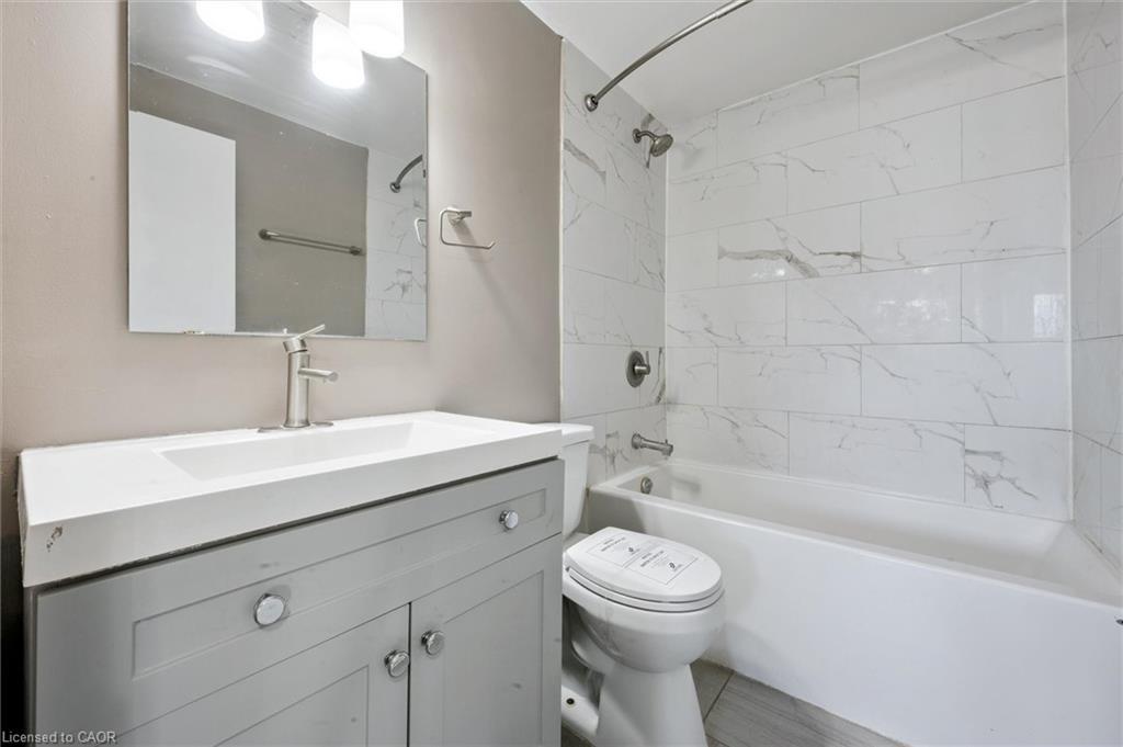 B-501 Kingscourt Drive, Waterloo, ON - Indoor Photo Showing Bathroom