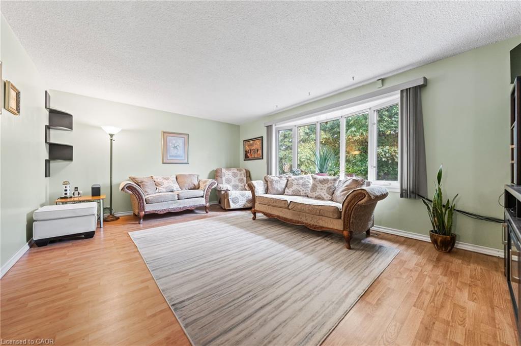 152 Kinzie Avenue, Kitchener, ON - Indoor Photo Showing Living Room