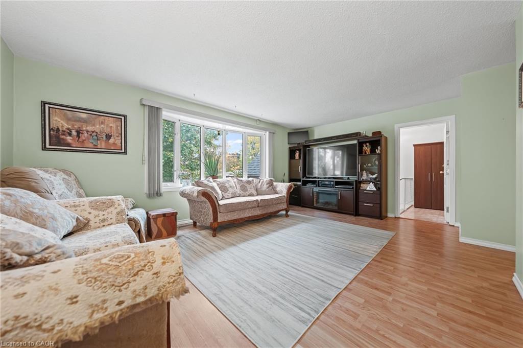 152 Kinzie Avenue, Kitchener, ON - Indoor Photo Showing Living Room