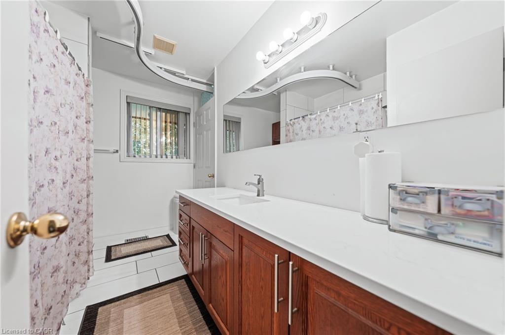 152 Kinzie Avenue, Kitchener, ON - Indoor Photo Showing Bathroom