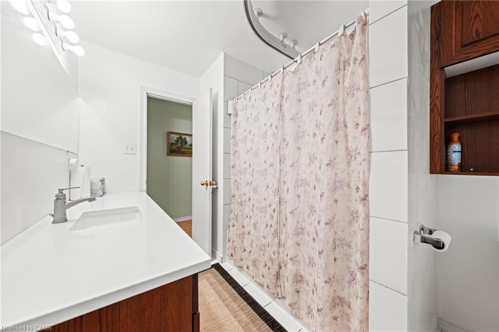 152 Kinzie Avenue, Kitchener, ON - Indoor Photo Showing Bathroom