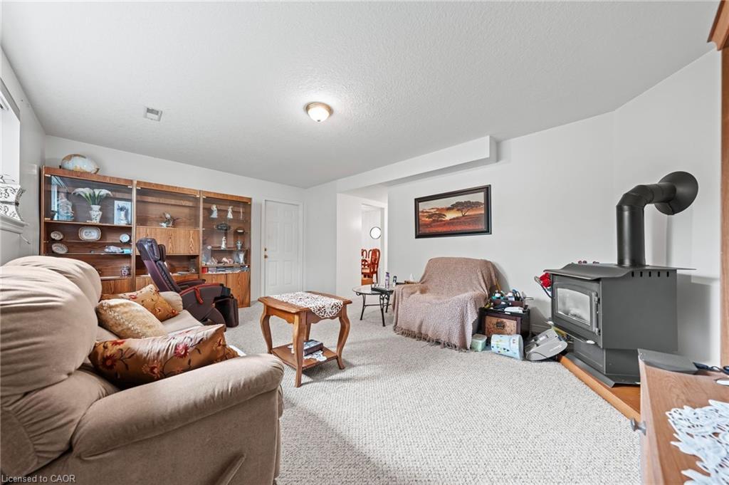 152 Kinzie Avenue, Kitchener, ON - Indoor Photo Showing Living Room