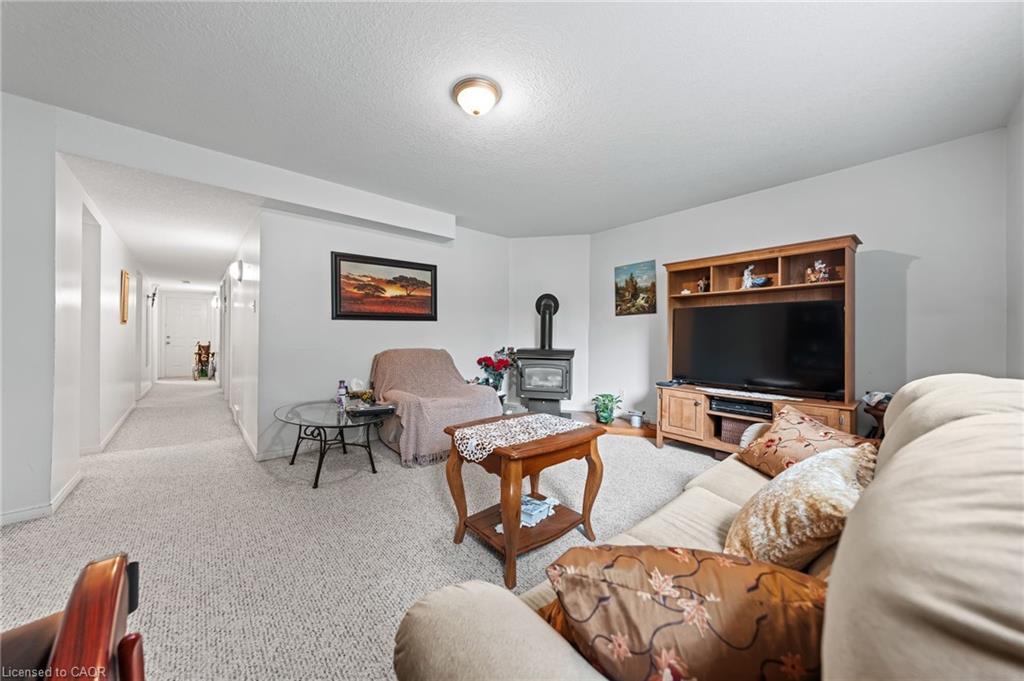 152 Kinzie Avenue, Kitchener, ON - Indoor Photo Showing Living Room