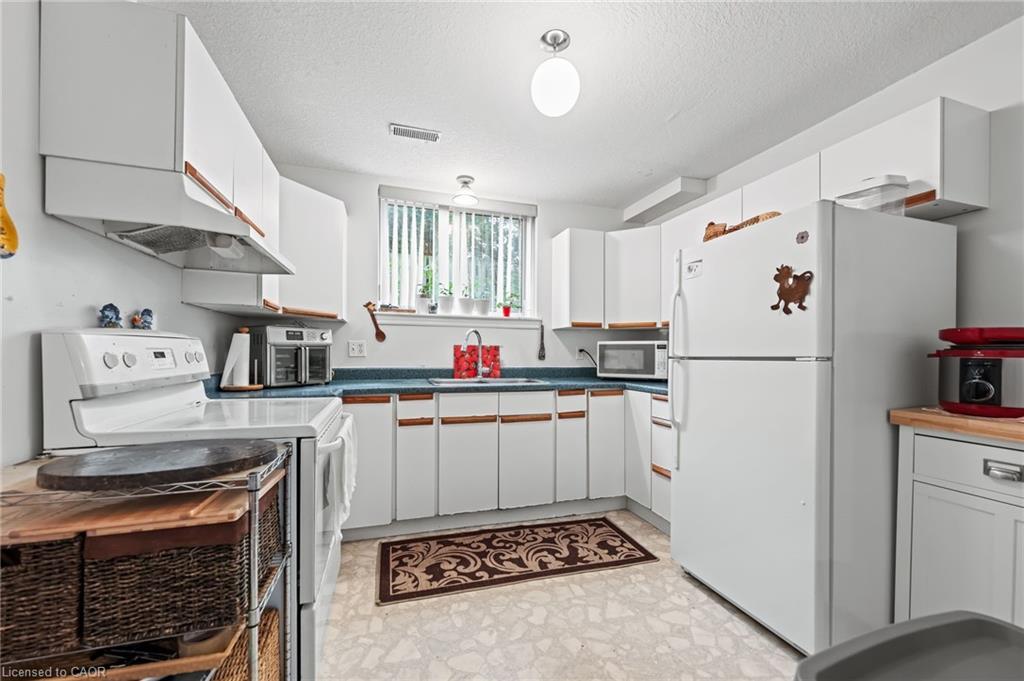 152 Kinzie Avenue, Kitchener, ON - Indoor Photo Showing Kitchen