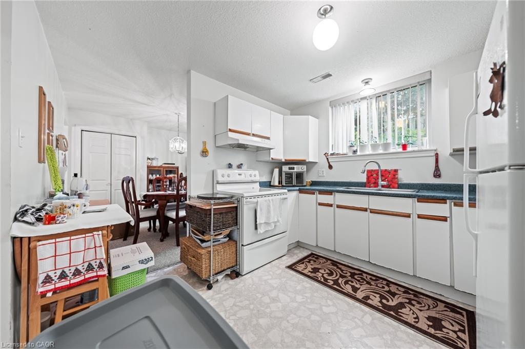 152 Kinzie Avenue, Kitchener, ON - Indoor Photo Showing Kitchen
