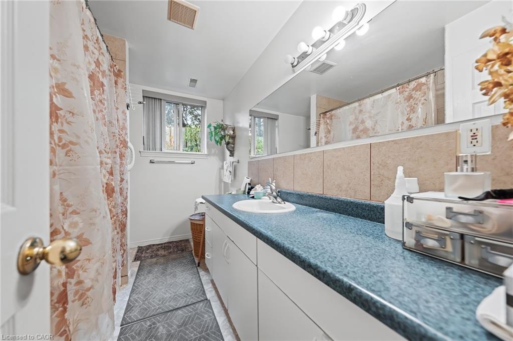 152 Kinzie Avenue, Kitchener, ON - Indoor Photo Showing Bathroom