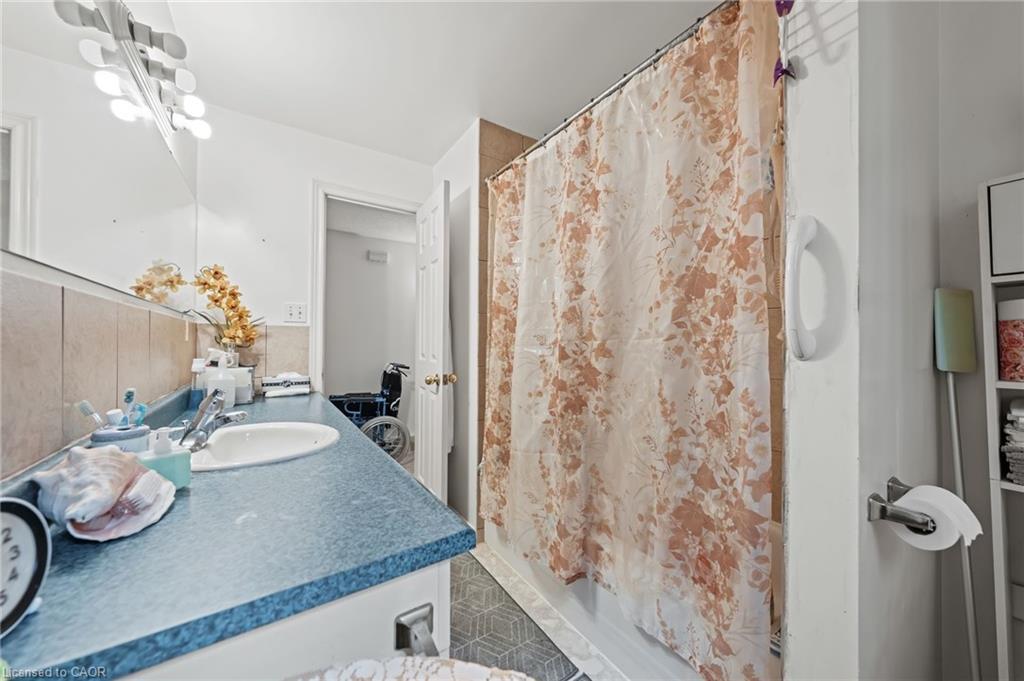 152 Kinzie Avenue, Kitchener, ON - Indoor Photo Showing Bathroom